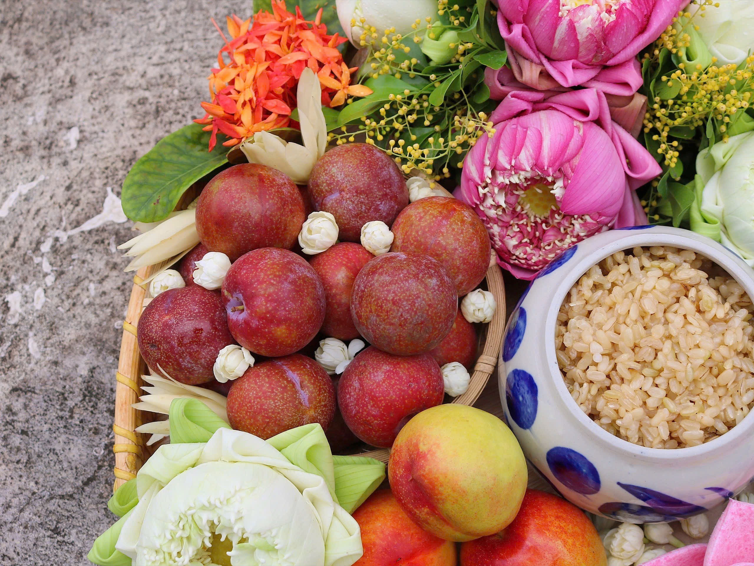 Mận và vải mang lại sự tươi mát cho mâm cúng.