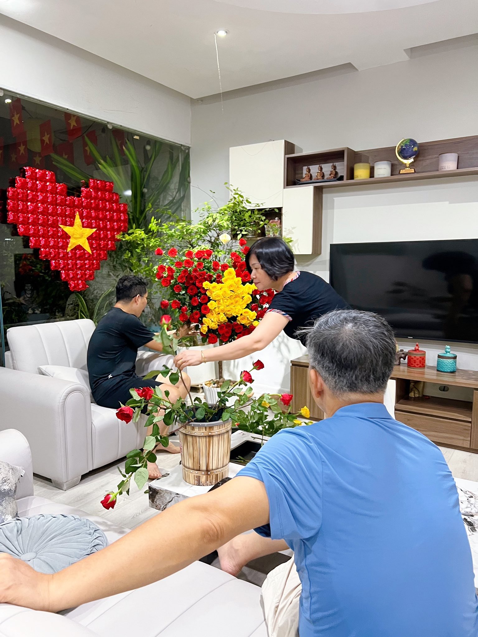 Cả nhà háo hức trang trí. Ảnh: Mai Thị Lan Phương