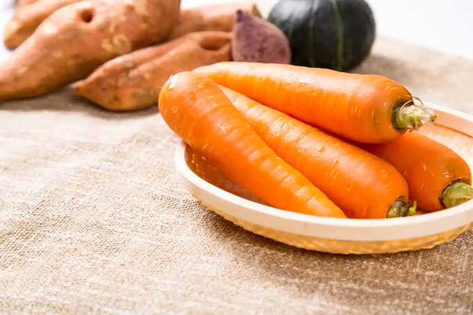 Cà rốt chọn quả thon đều, màu càng đậm sẽ càng ngon, ngọt, nhiều dinh dưỡng. Ảnh: Aboluowang