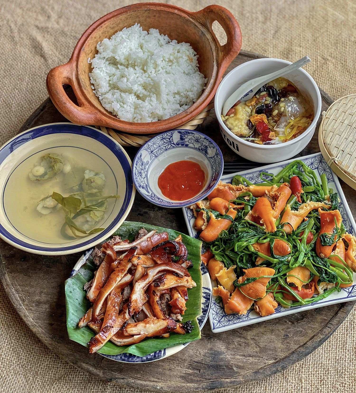 Tu hài xào rau muống - Dạ dày nướng - Canh rau muống dầm sấu - Chè thập cẩm