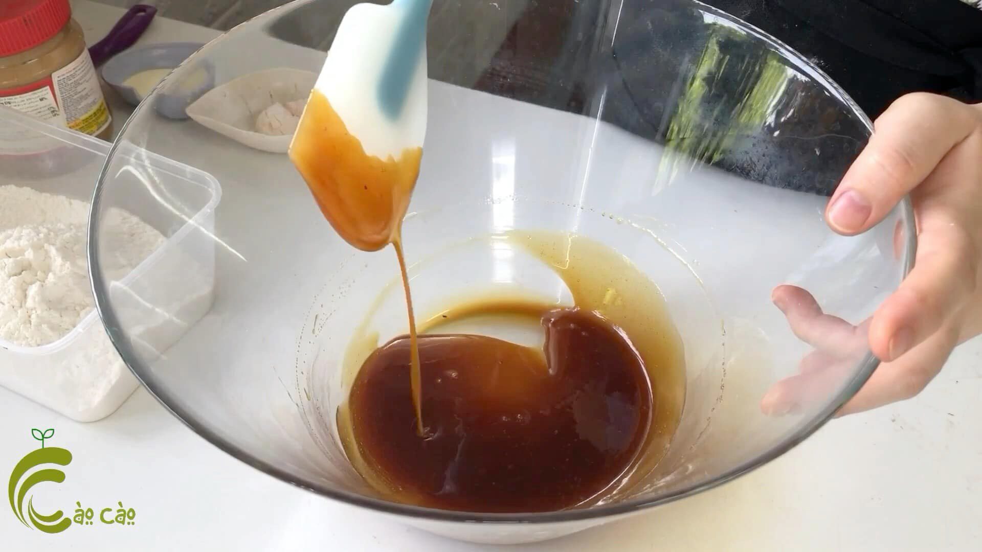 Trộn bột làm vỏ bánh