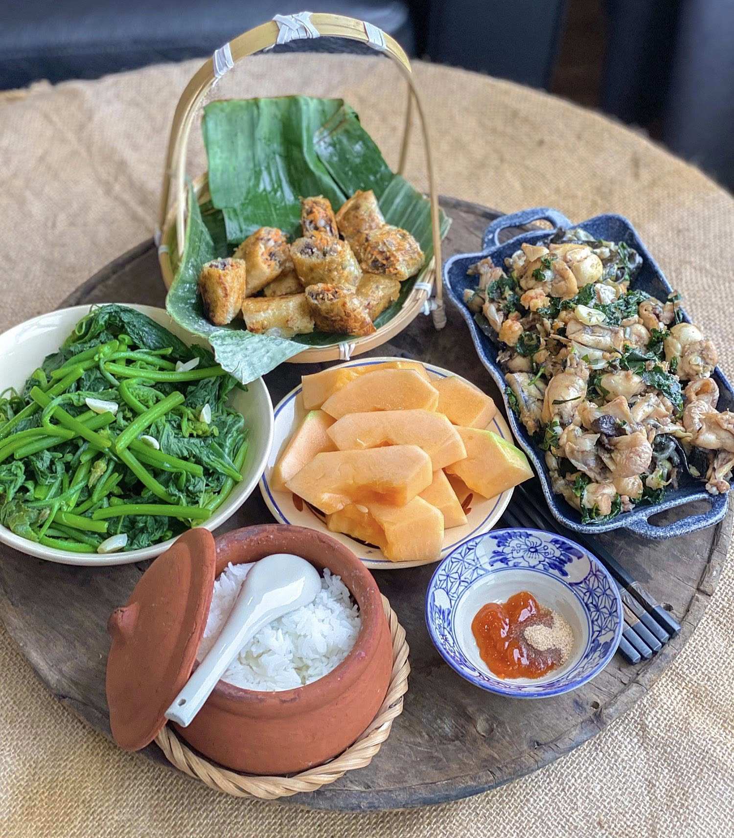 Ếch xào lá lốt - Rau bí xào tỏi - Nem rán