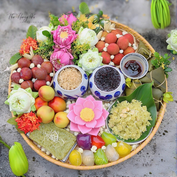 Mâm cúng Tết Đoan Ngọ của chị Vũ Thu Hương với sự bày biện tinh tế.