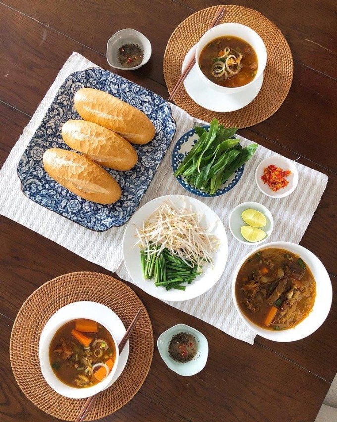 Món bánh mì bò kho do mẹ Tăng Thanh Hà làm.