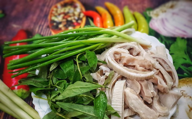 Nguyên liệu cho món dạ dày xào rau răm