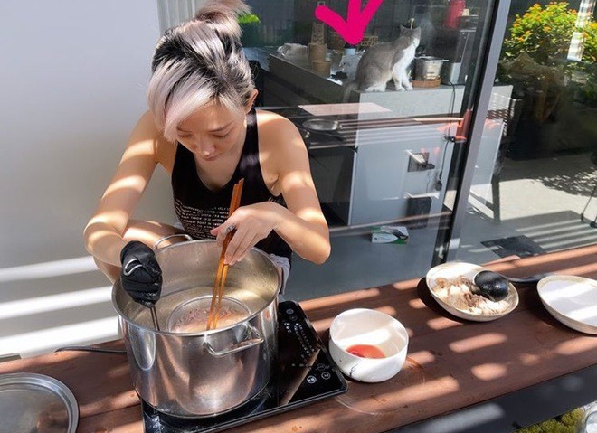 Tóc Tiên và món cá kho độc đáo cùng rau diếp cá: Bí quyết cho sức khỏe tuyệt vời - 1