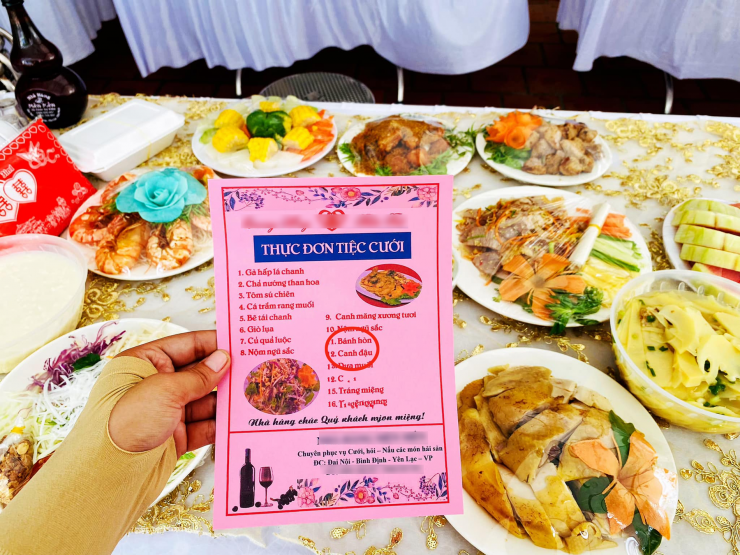 Mâm cỗ cưới với bánh hòn