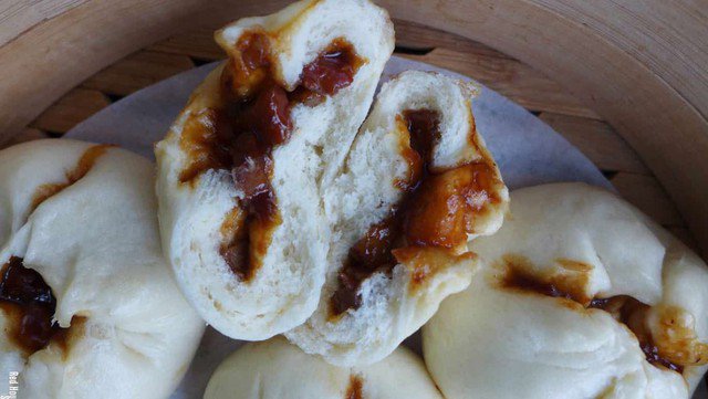 Bánh bao nhân thịt xá xíu mềm mịn cùng phần nhân đậm vị, hấp dẫn.