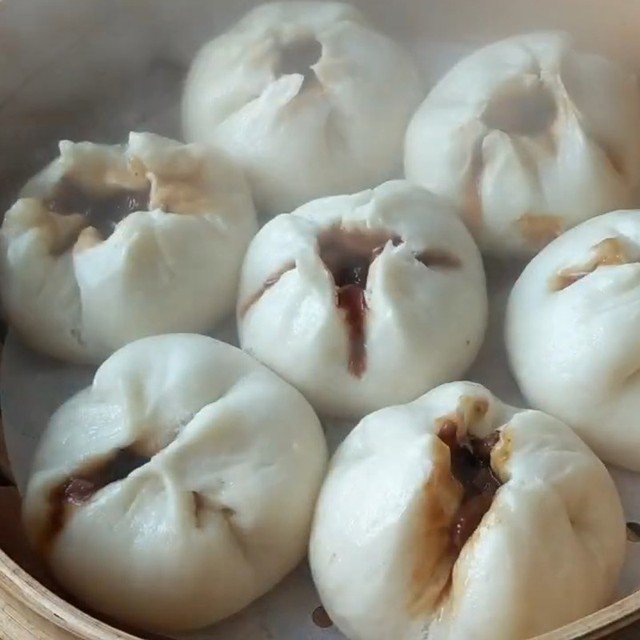 Bánh bao xá xíu có lớp vỏ xốp mềm, trắng mướt, bánh xé ra có mùi thơm nhẹ cùng vị bùi ngọt hấp dẫn.