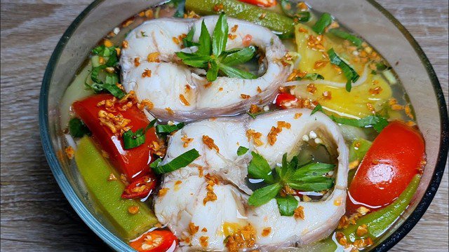 Canh chua cá lóc với rau ngò gai