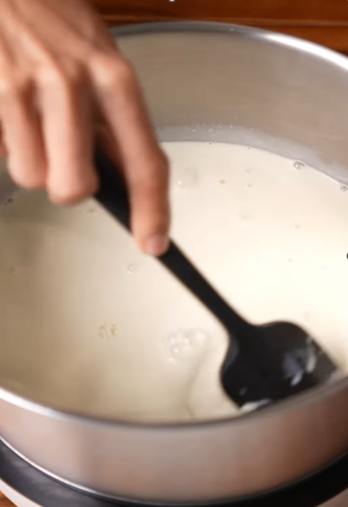 Khuấy đều nguyên liệu