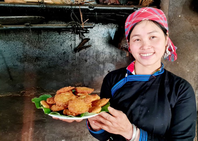 Chị Thông và món chả sắn đặc sản của Bản Liền, Bắc Hà.