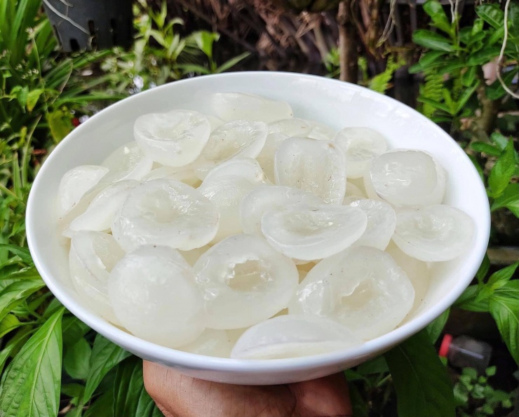 Cơm dừa nước được dùng để chế biến thành nhiều món ngon giải nhiệt. Ảnh: Thêm LT