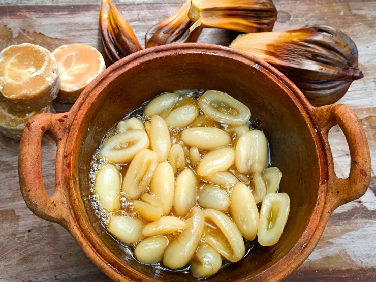 Món dừa nước rim đường thốt nốt là đặc sản miền Tây. Ảnh: Phương Lúa