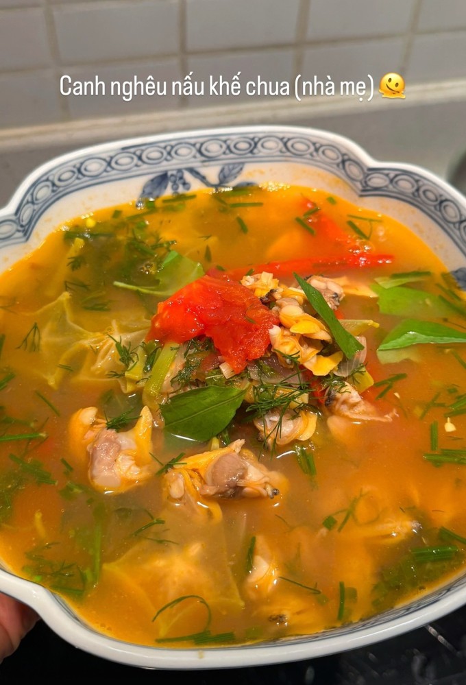 Món canh nghêu nấu khế chua của nhà Tăng Thanh Hà.