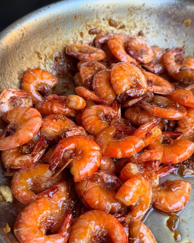 Tôm rang bóng bẩy, vị mặn ngọt, nước xốt keo keo.