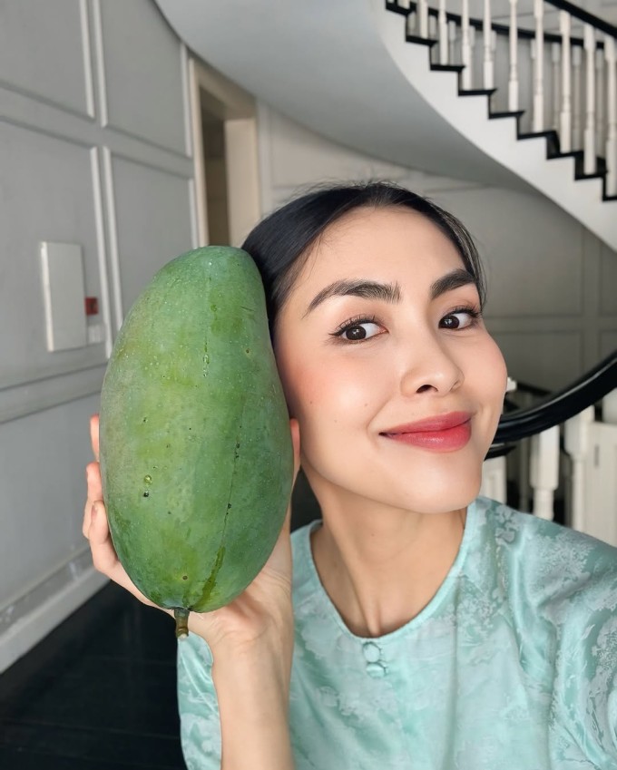 Hà Tăng khoe quả xoài vườn nhà vừa thu hoạch.