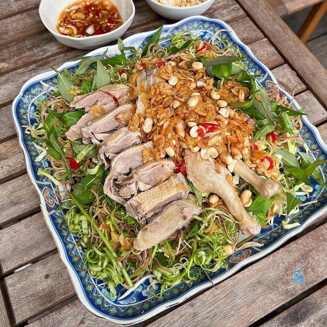 Món gỏi vịt hấp dẫn được bà mẹ 2 con vừa thực hiện.