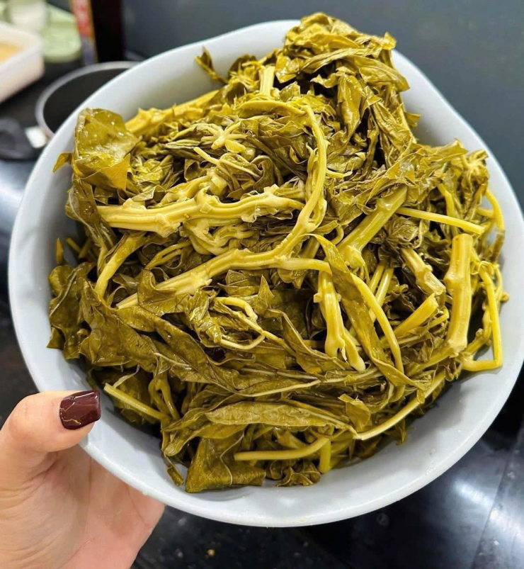 Rau sắn muối chua - đặc sản bình dân nổi tiếng ở Phú Thọ. Ảnh: Thu Trang