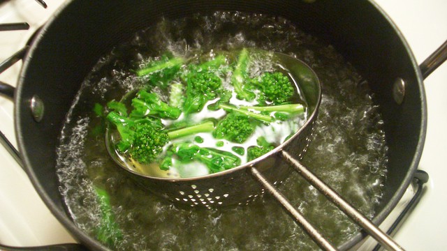 6 bí quyết giúp rau luộc luôn xanh tươi và giòn ngon - 5