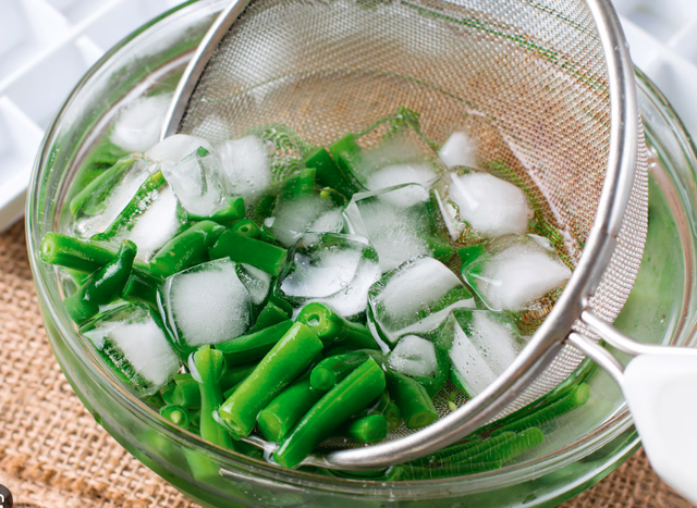 6 bí quyết giúp rau luộc luôn xanh tươi và giòn ngon - 6