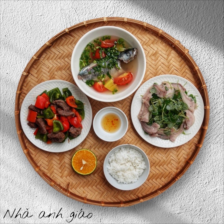 Mâm cơm ngon tròn vị dù chỉ nấu cho một người.