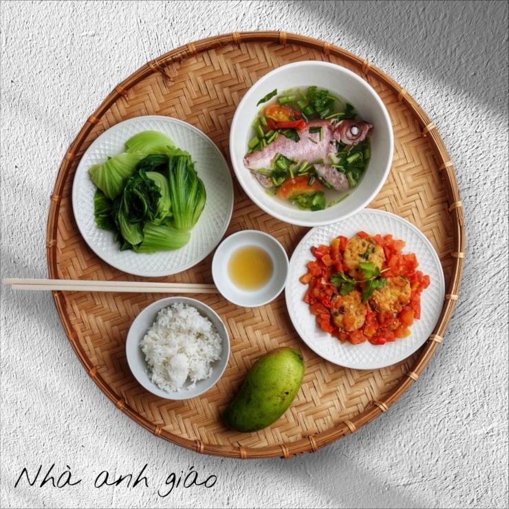 Mâm cơm ngon cho một người vẫn đẹp mắt.