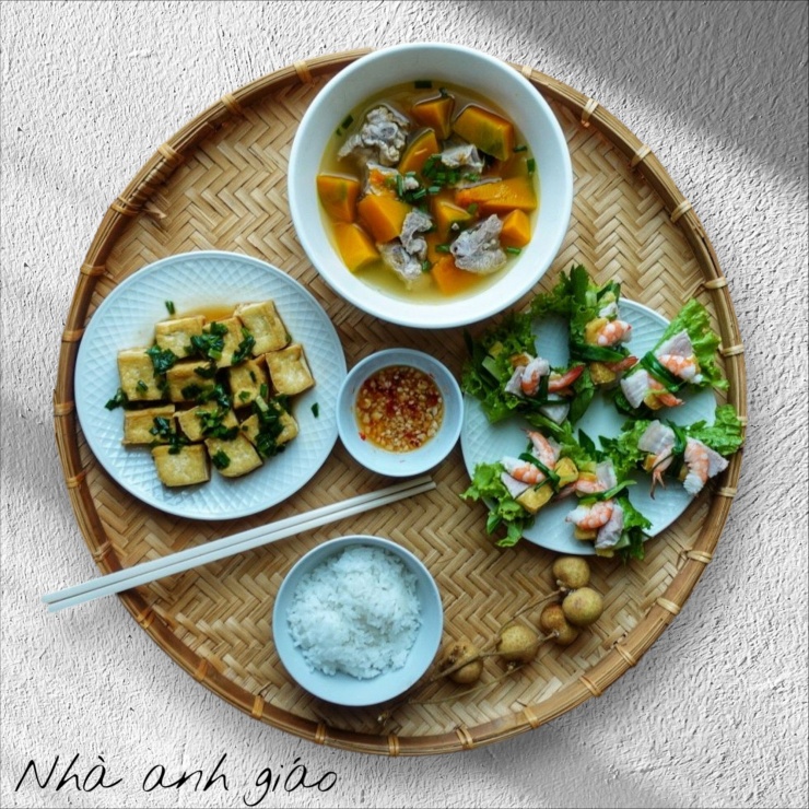 Mâm cơm gia đình ngon miệng dù chỉ dành cho một người.