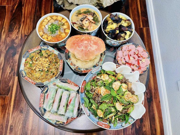 Mâm cơm đậm chất Việt giữa lòng Mỹ của gia đình nữ diễn viên nổi tiếng