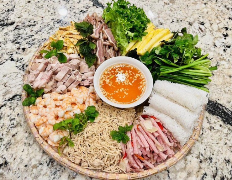 Mâm cơm đậm chất Việt giữa lòng Mỹ của gia đình nữ diễn viên nổi tiếng