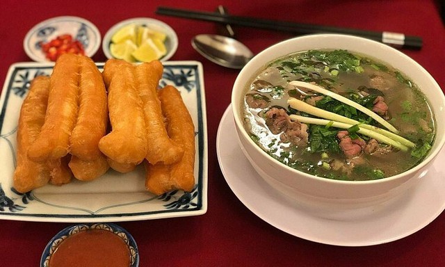 Ăn phở có nên thêm quẩy? Câu chuyện đằng sau thói quen ăn phở kèm quẩy - 1