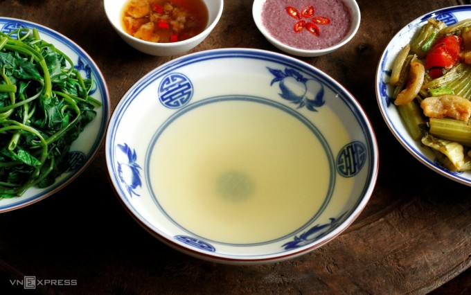 Nước rau muống luộc dầm sấu. Ảnh: Bùi Thủy