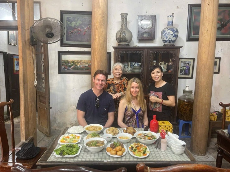 Mâm cỗ Bát Tràng trong không gian cổ kính