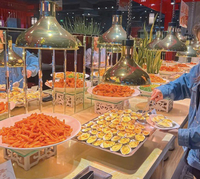 Nhà hàng buffet là địa điểm được nhiều gia đình lựa chọn để ăn uống trong những ngày lễ.