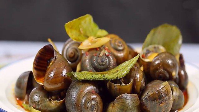 Ốc luộc lá chanh, gừng, sả