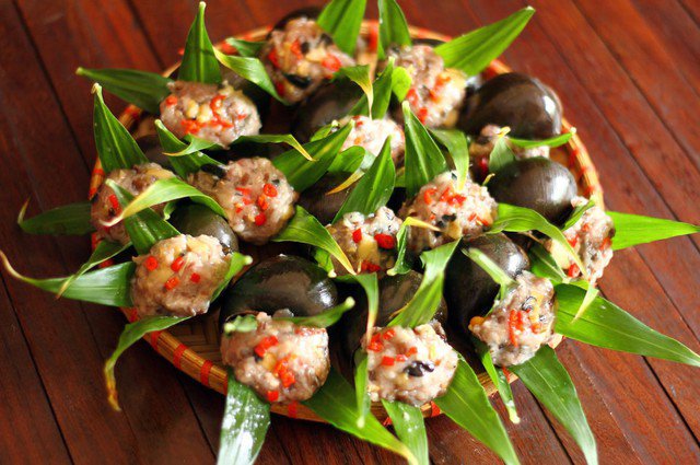 Ốc nhồi thịt hấp lá gừng