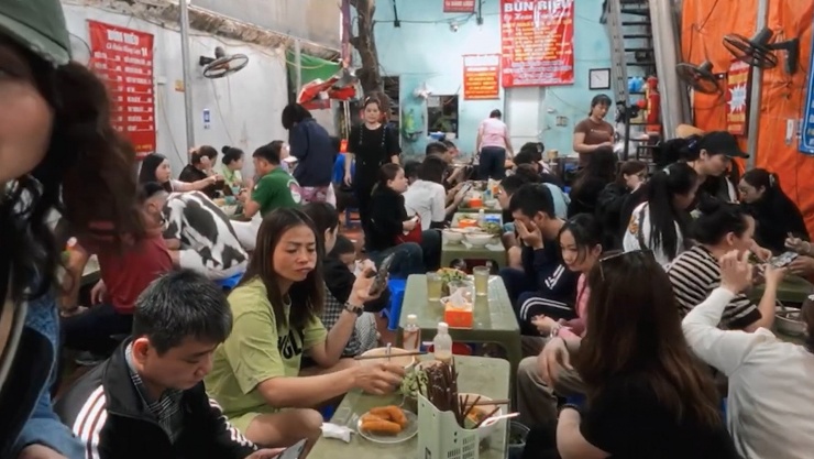 Bên trong quán chật cứng thực khách