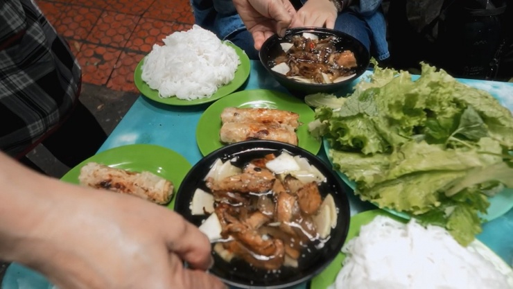 Nước chấm nhìn đơn giản vậy chứ rất ngon, hương vị hài hòa