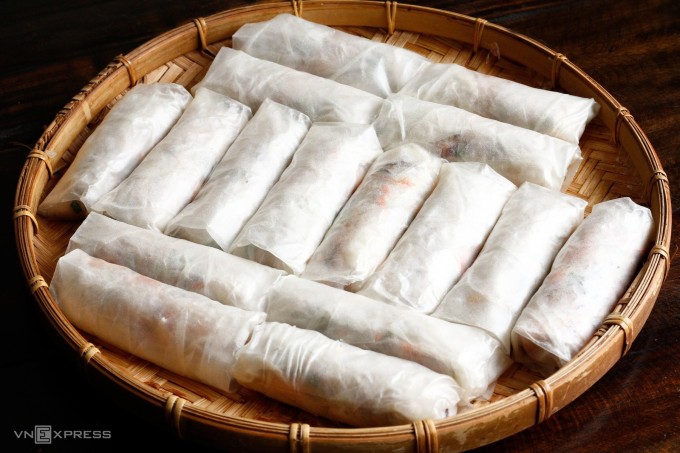 Gói nem đều tay, không chặt và lỏng quá. Ảnh: Bùi Thủy