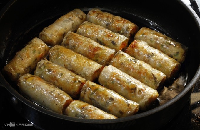 Nem rán vàng ruộm, giòn tan. Ảnh: Bùi Thủy