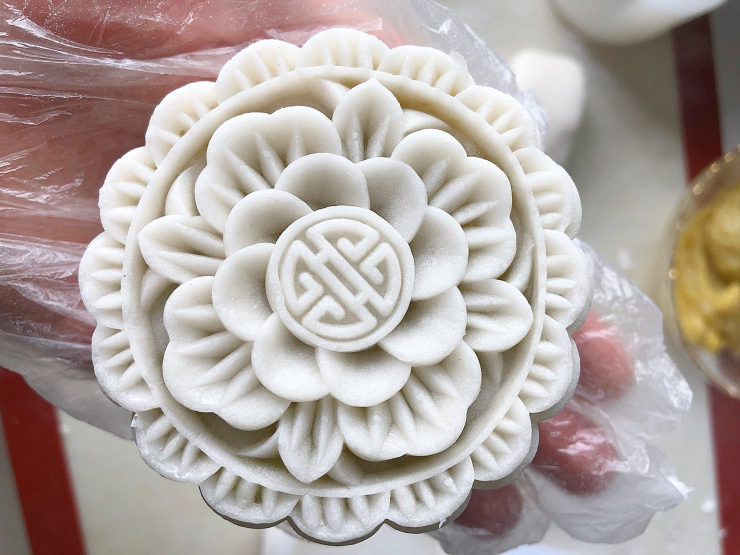 Bánh dẻo là món ăn yêu thích trong dịp Tết Trung thu của người Việt. Nó thường xuất hiện trong mâm cỗ cúng Rằm tháng Tám ở cả ba miền.