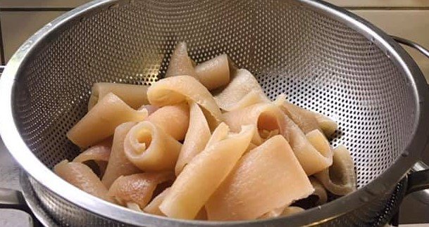 Bì lợn khi luộc nên cho thêm chút gừng, hành khô, muối, rượu trắng vừa thơm vừa giòn. Ảnh TL