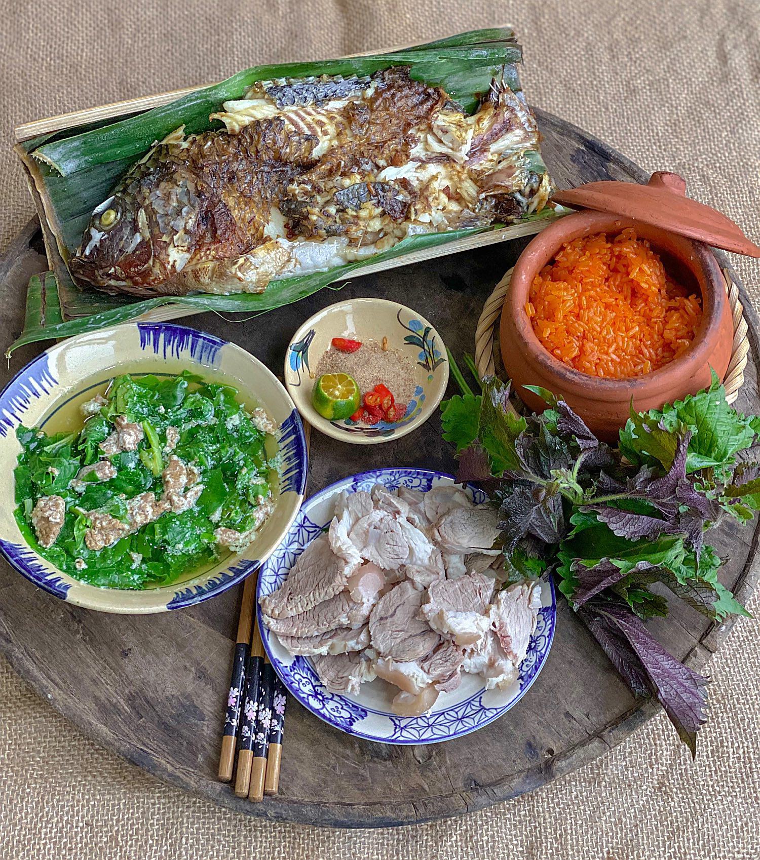 Cá rán - Canh cua - Thịt luộc - Xôi gấc