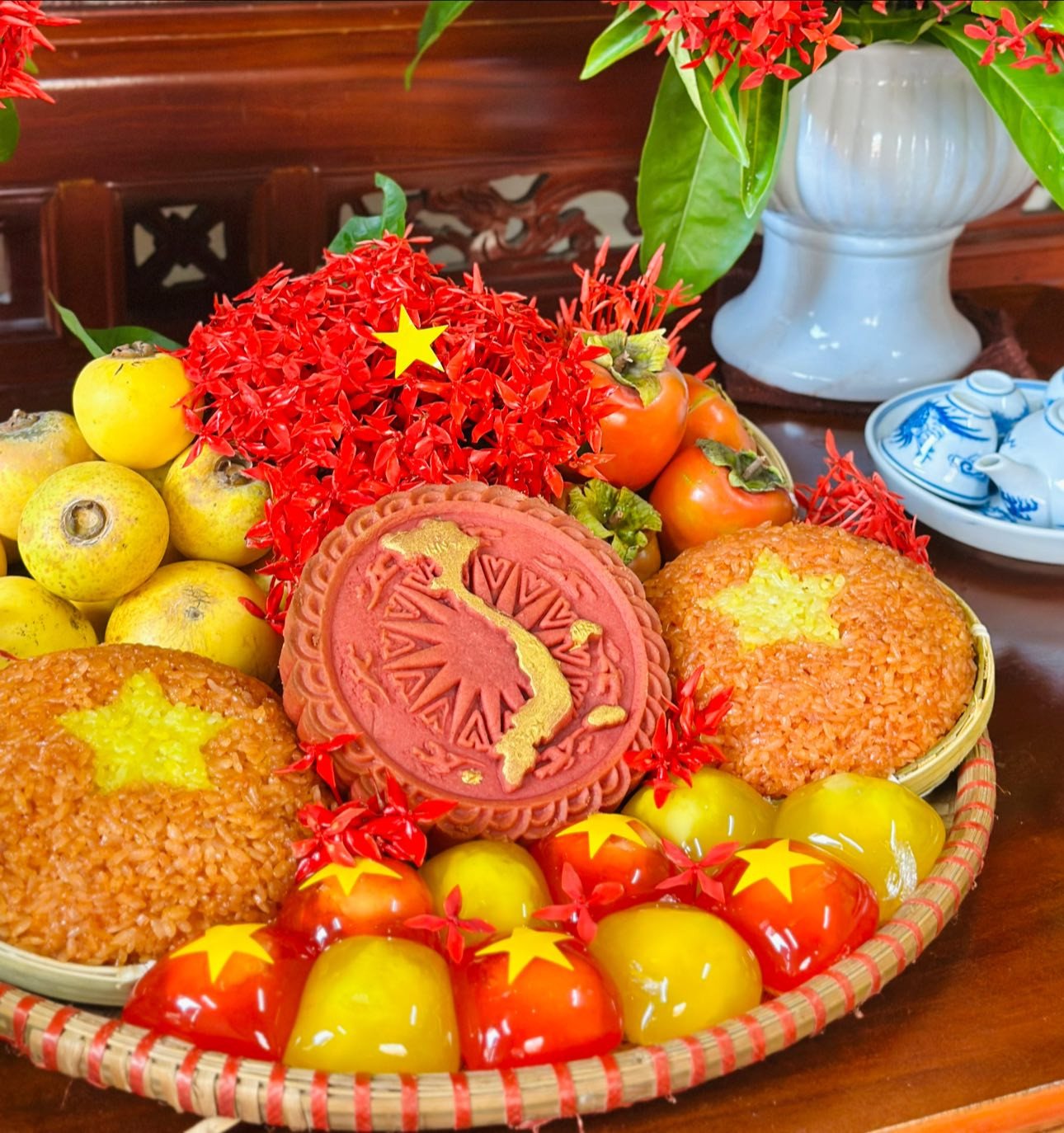 Chiếc bánh xu xê rực rỡ sắc màu. Ảnh: Đỗ Thu Ngọc