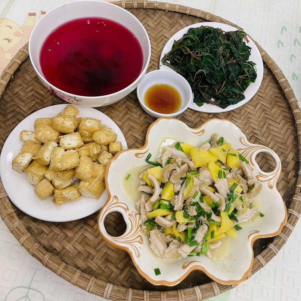 Mâm cơm đủ chất, đủ các thành viên trong gia đình