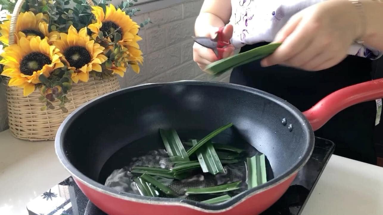 Nấu nước lá dứa