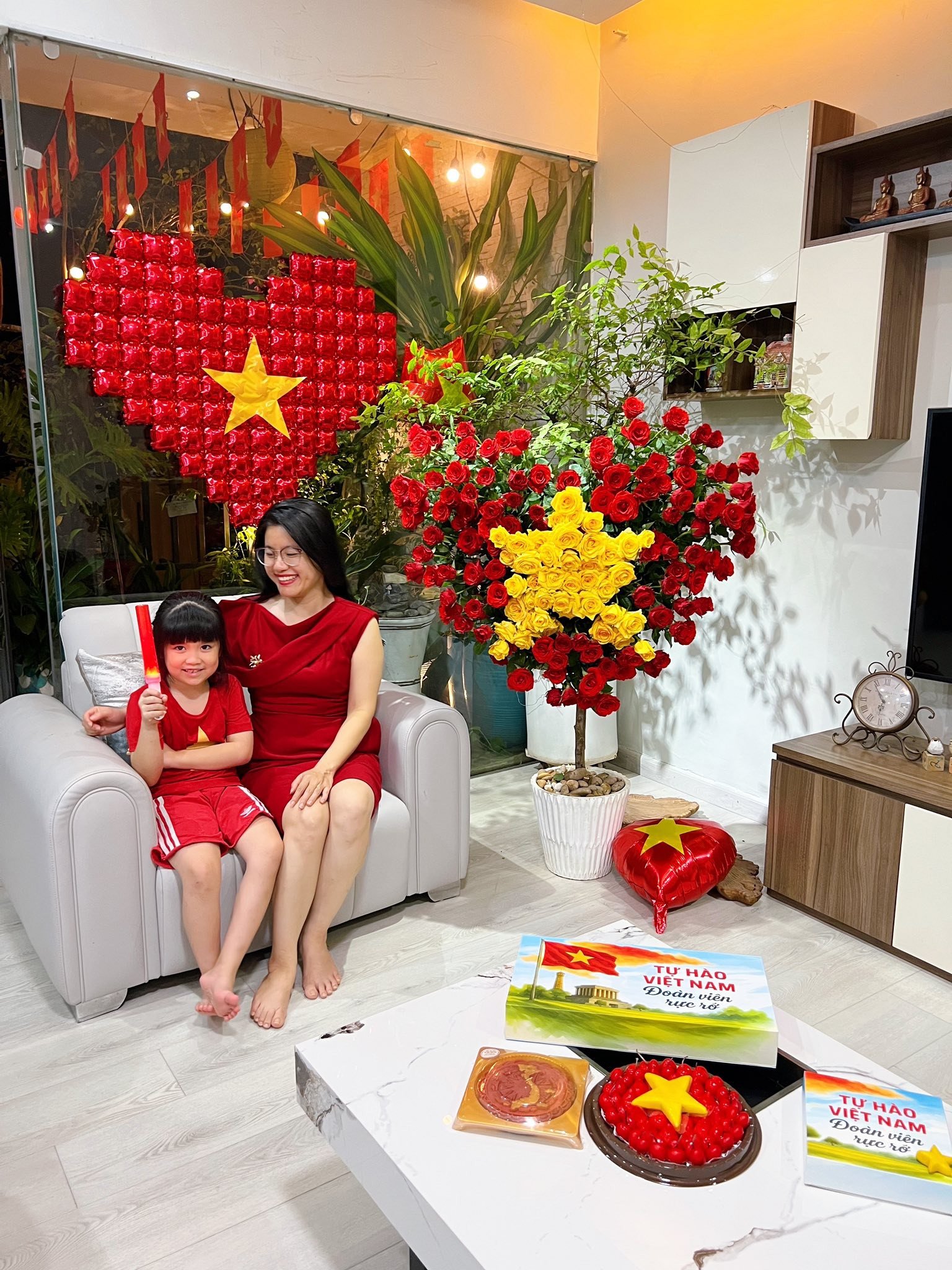 Không gian ngập sắc đỏ, vàng. Ảnh: Mai Thị Lan Phương