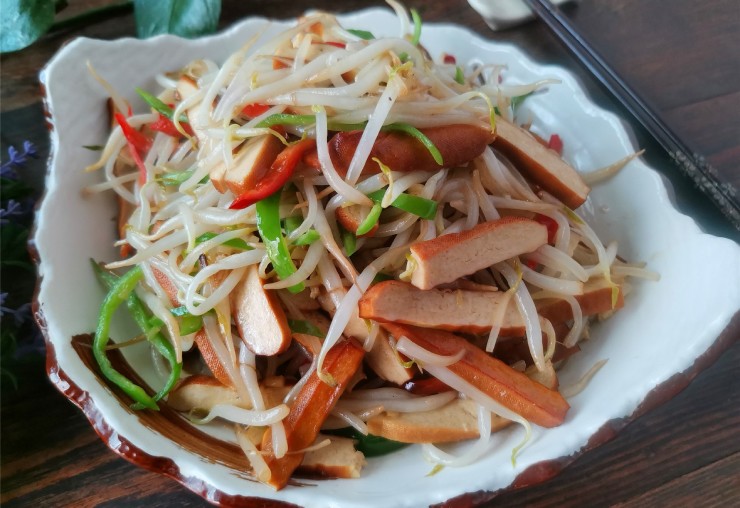 Giá đỗ xào đậu phụ khô và ớt ngọt