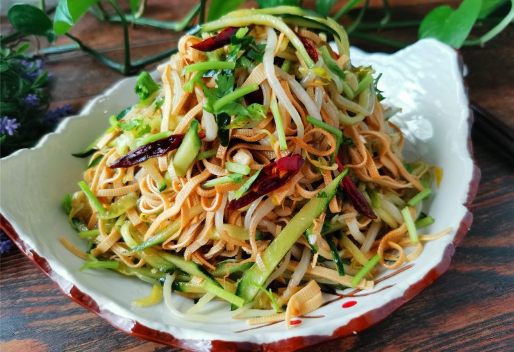 Nộm giá đỗ với dưa chuột và váng đậu