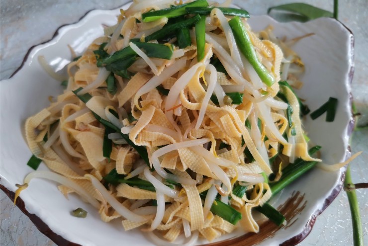 Giá đỗ xào váng đậu và hẹ